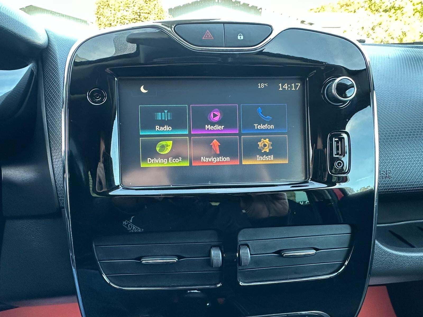 Rød Renault Clio IV fra 2015