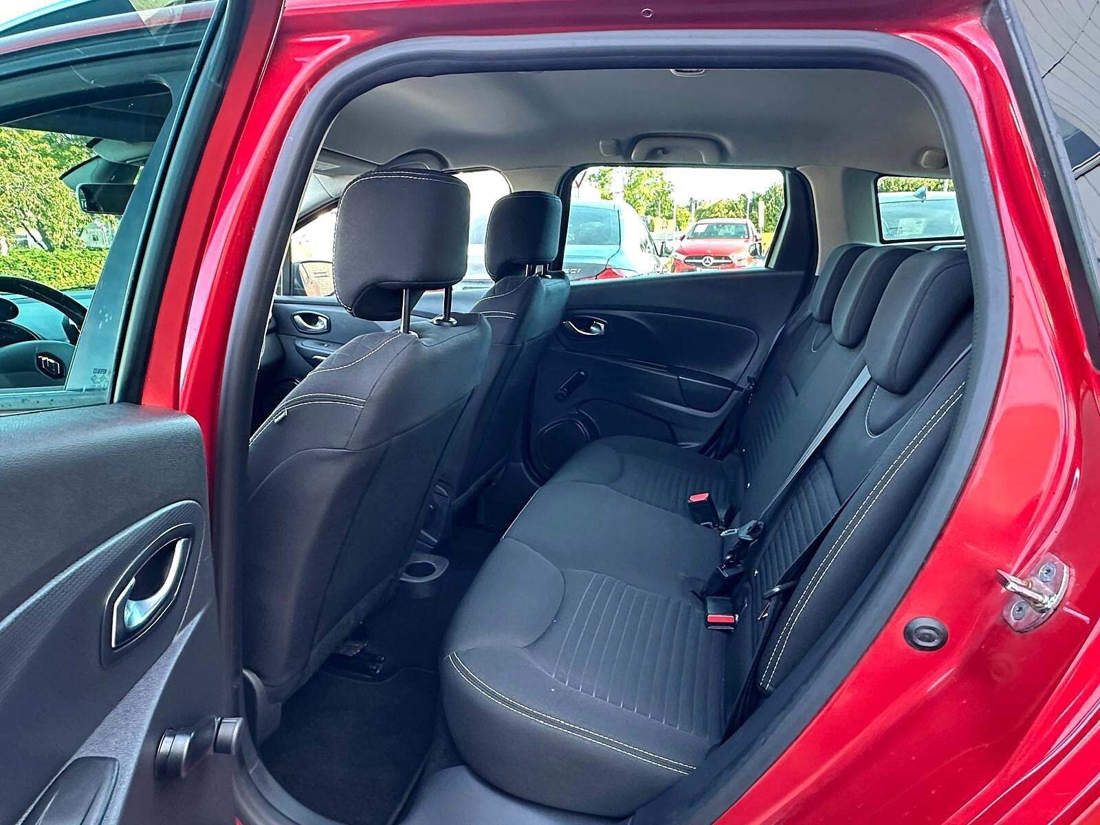 Rød Renault Clio IV fra 2015