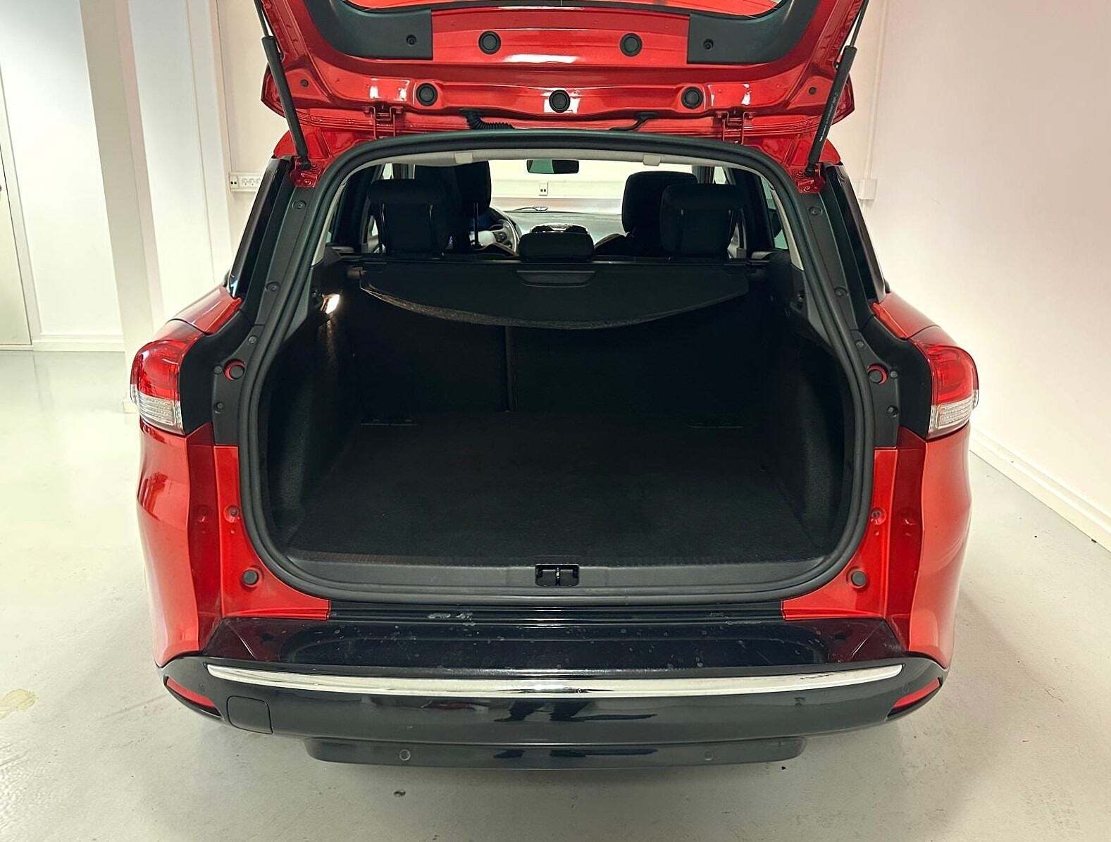 Rød Renault Clio IV fra 2015