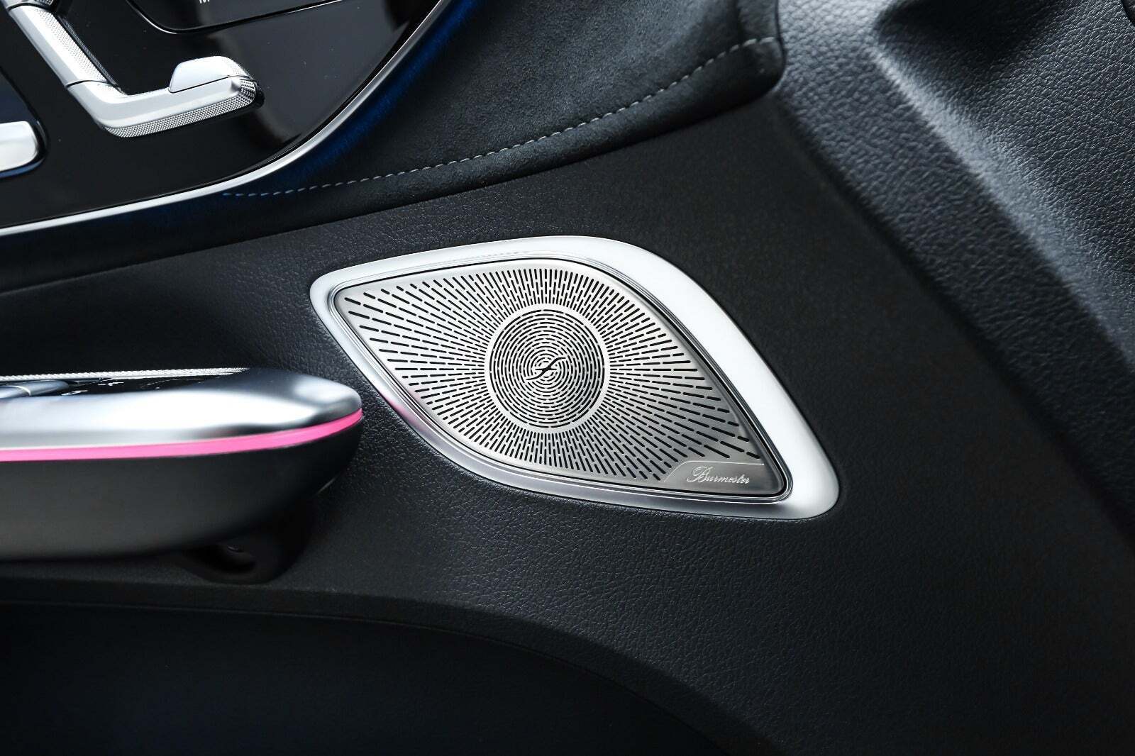 Sølv Mercedes EQE350+ fra 2022