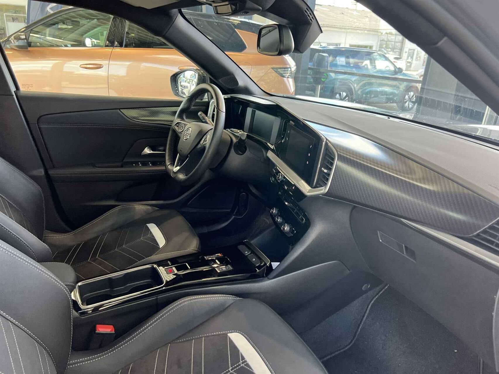 Grå Opel Mokka-e fra 2023