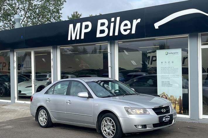 Sølv Hyundai Sonata fra 2005