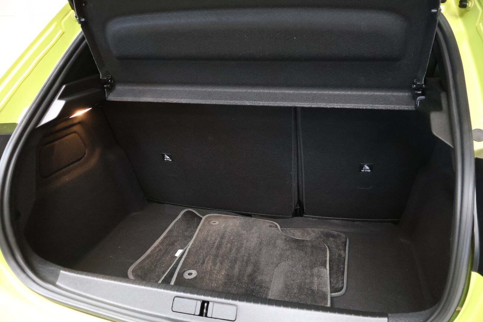 Gul Peugeot e-208 fra 2024