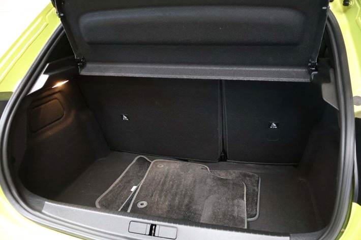 Gul Peugeot e-208 fra 2024