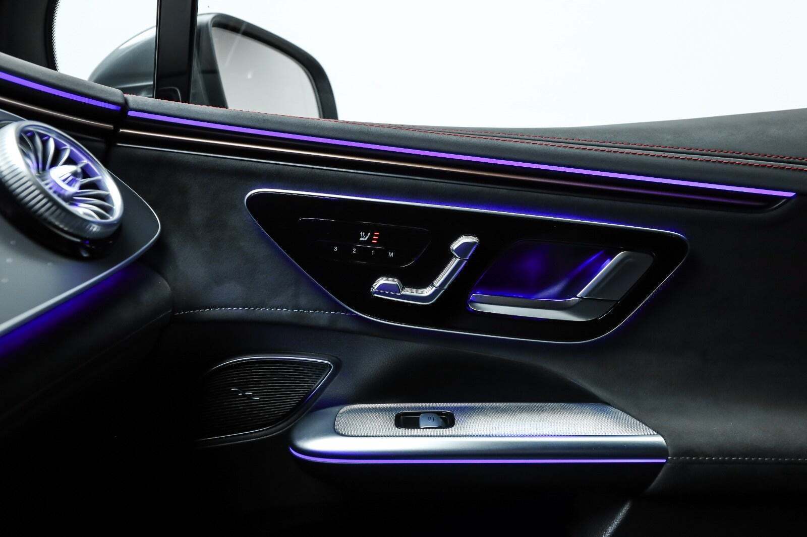 Grå Mercedes EQE350 SUV fra 2024