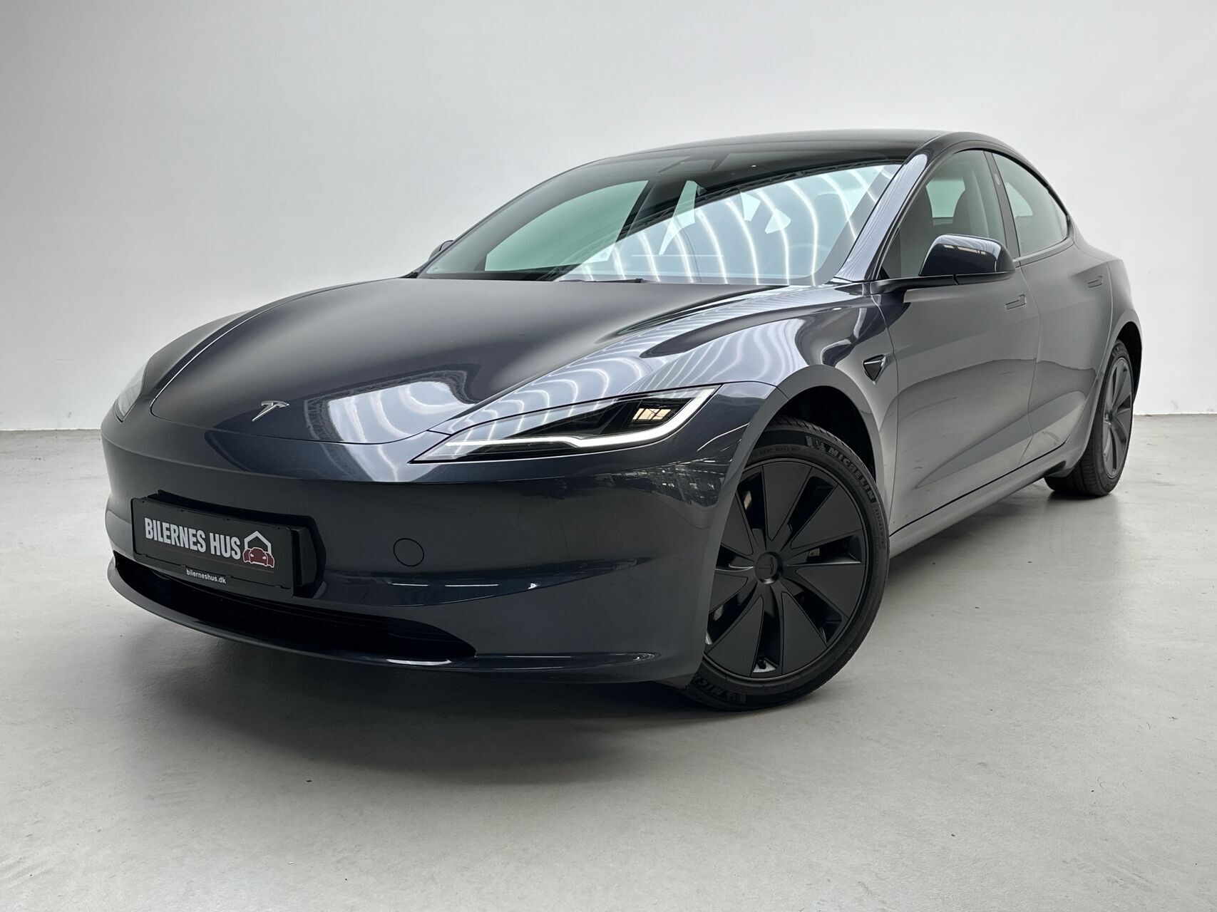 Grå Tesla Model 3 fra 2024