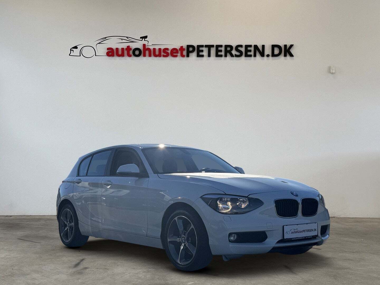 Hvid BMW 118d fra 2014 set udefra