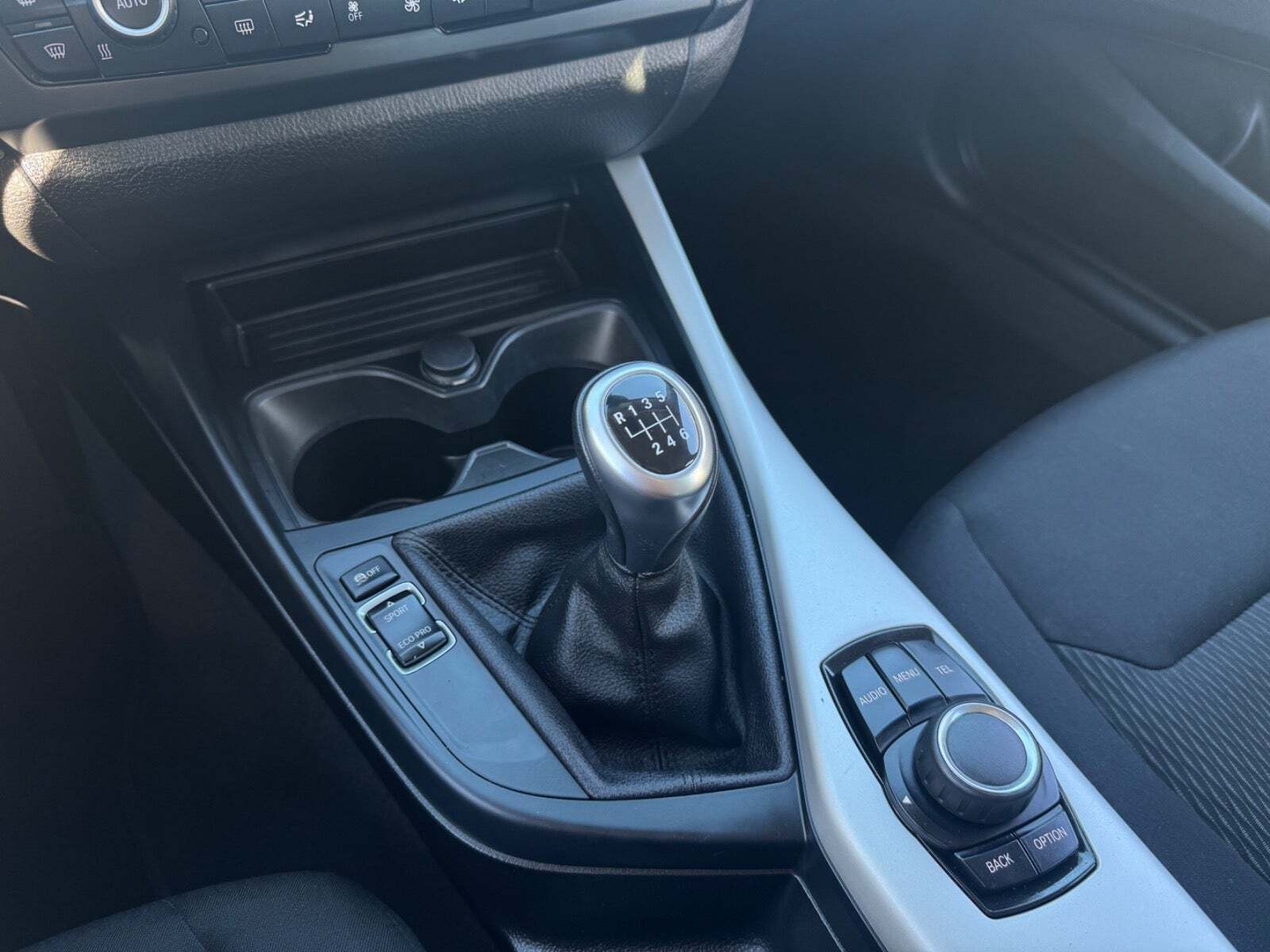 Hvid BMW 118d fra 2014 set indefra