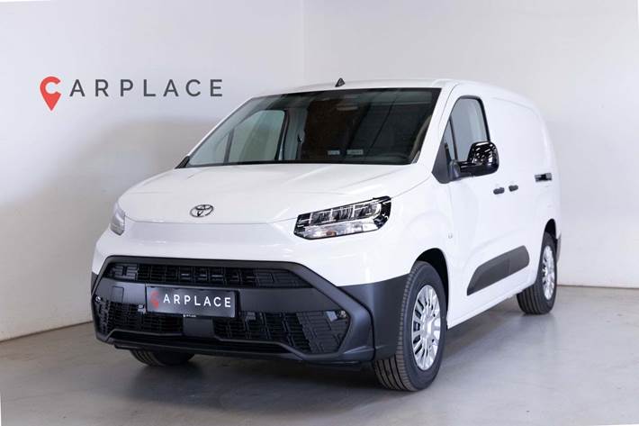 Hvid Toyota ProAce City fra 2025 set udefra
