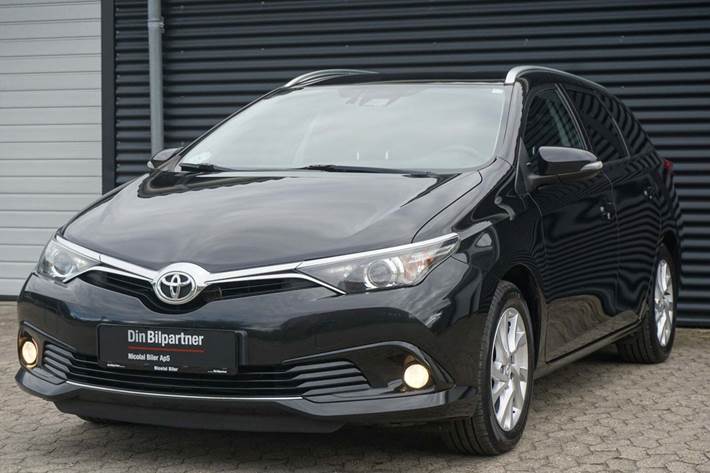 Sort Toyota Auris fra 2017 set udefra