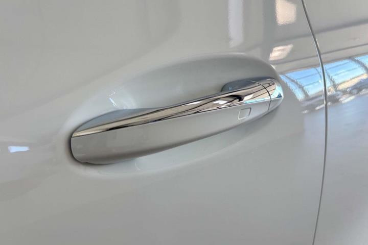 Hvid Mercedes EQA250 fra 2024