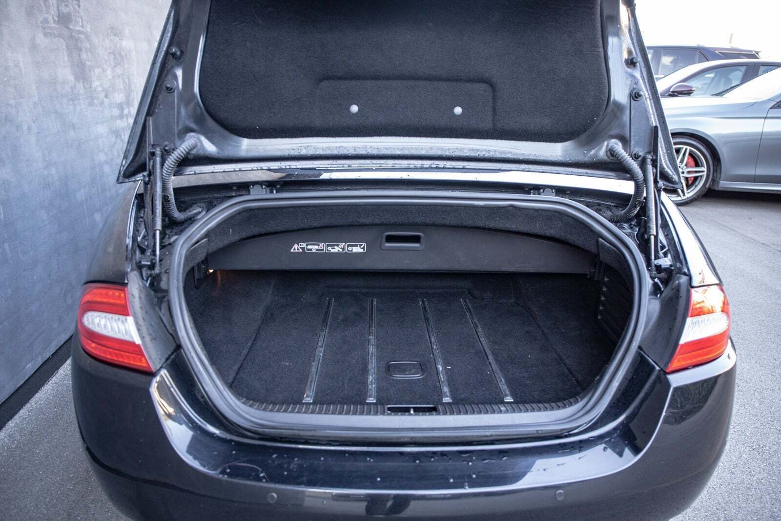 Sort Jaguar XKR fra 2012