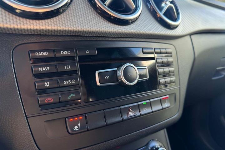 Sort Mercedes B200 fra 2013