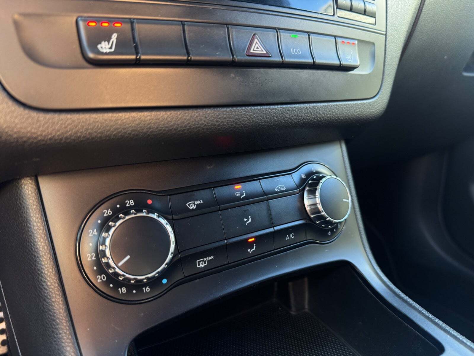 Sort Mercedes B200 fra 2013