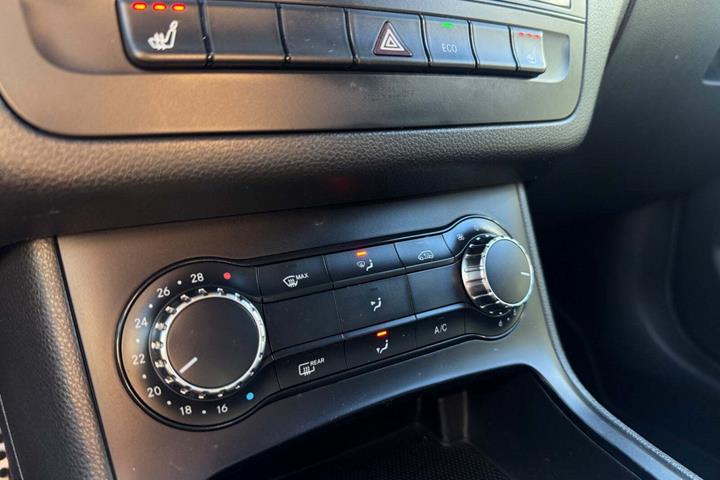 Sort Mercedes B200 fra 2013