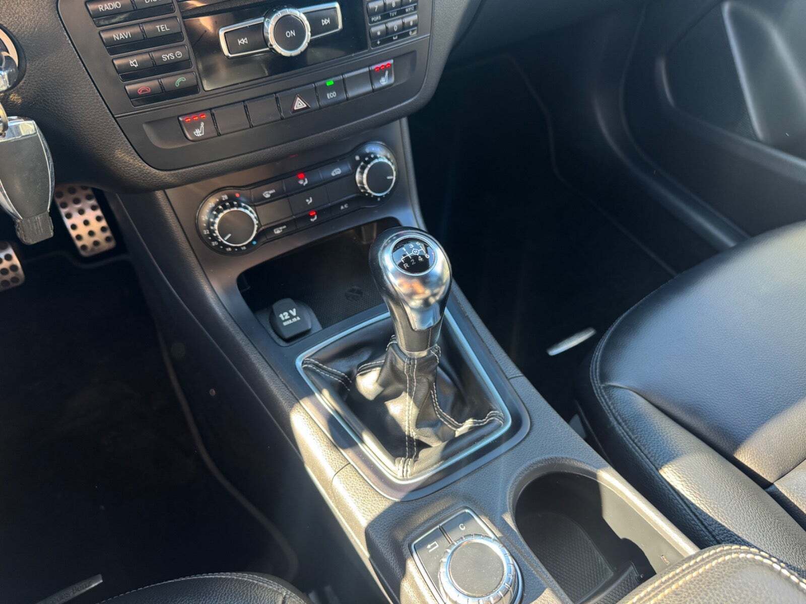Sort Mercedes B200 fra 2013