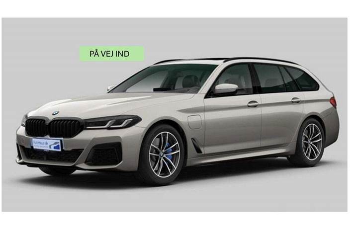Grå BMW 530e fra 2021 set udefra