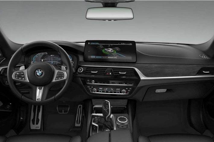 Grå BMW 530e fra 2021