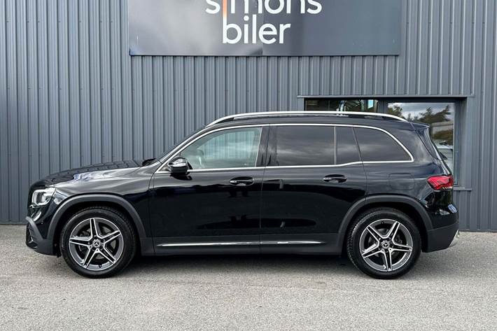 Sort Mercedes GLB200 fra 2021 set udefra