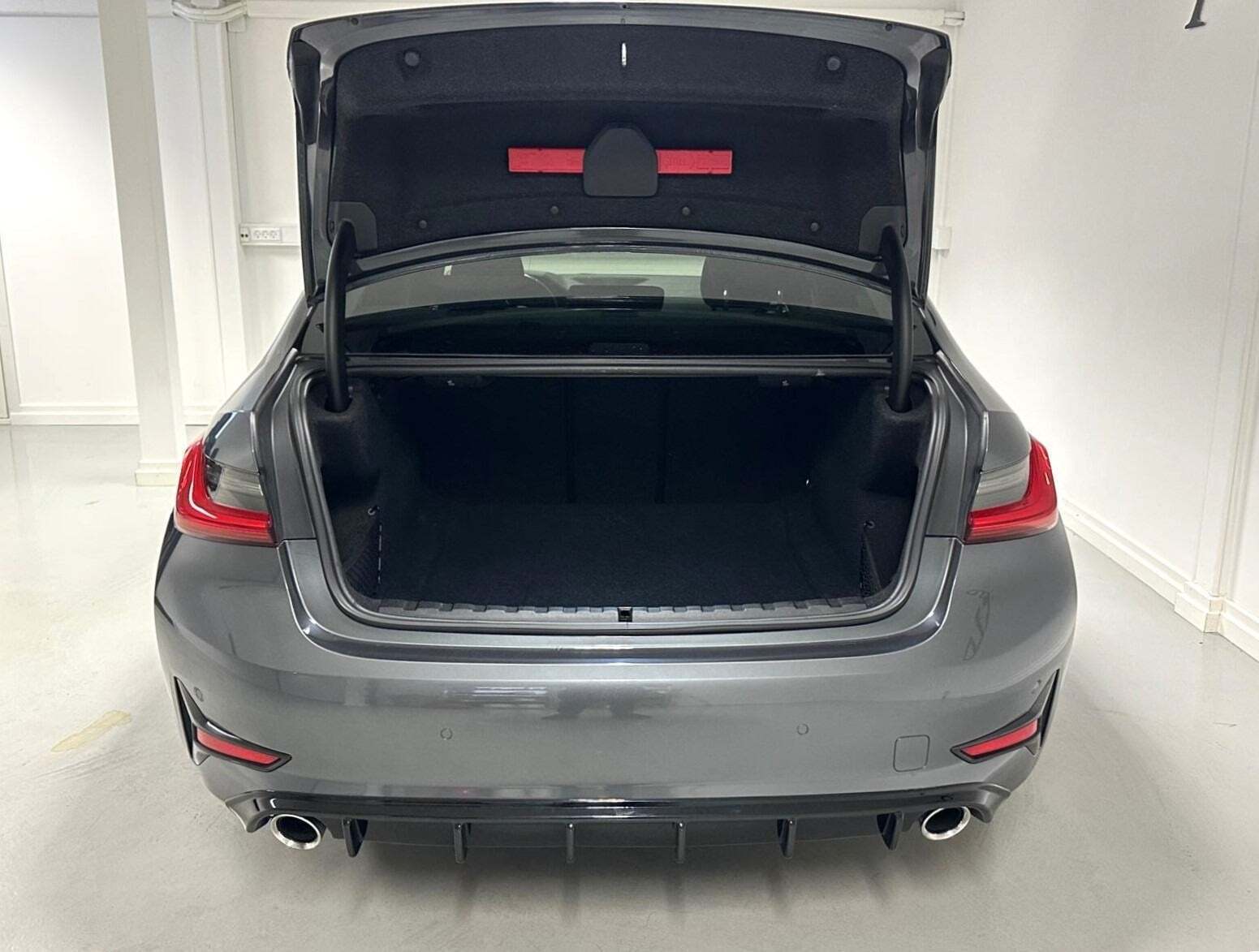 Grå BMW 320d fra 2021