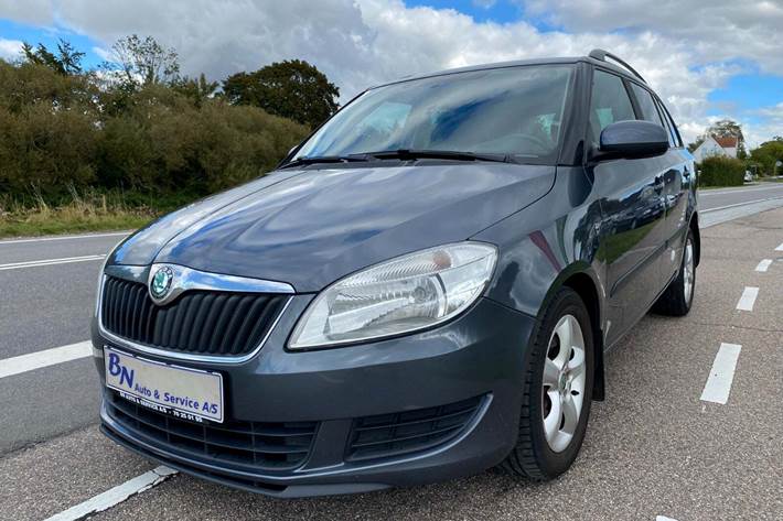 Grå Skoda Fabia fra 2012 set udefra