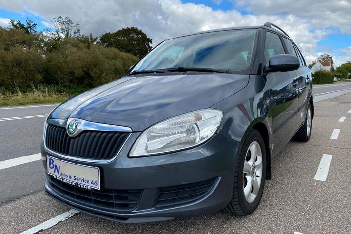 Grå Skoda Fabia fra 2012 set udefra