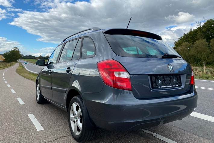 Grå Skoda Fabia fra 2012