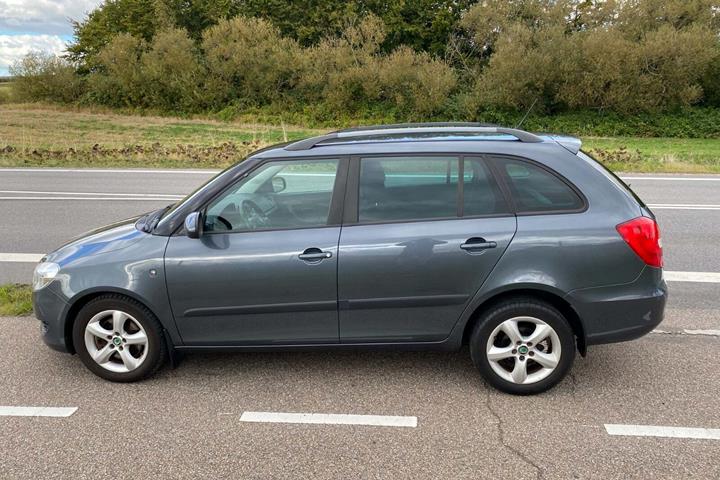 Grå Skoda Fabia fra 2012