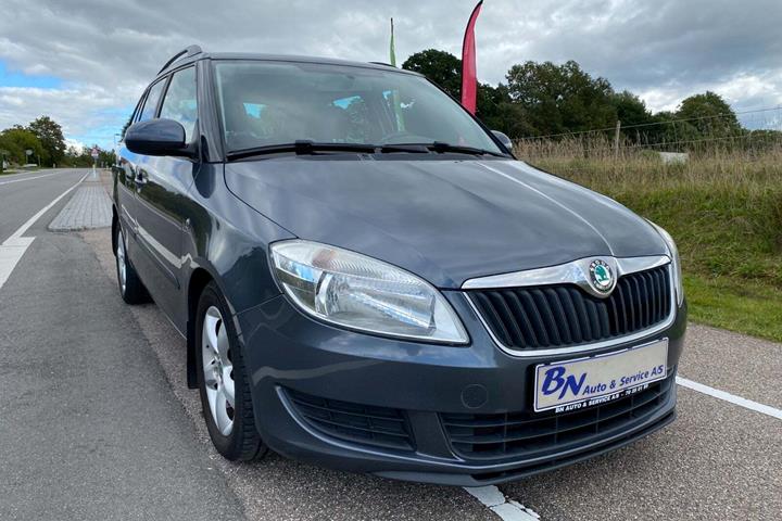 Grå Skoda Fabia fra 2012