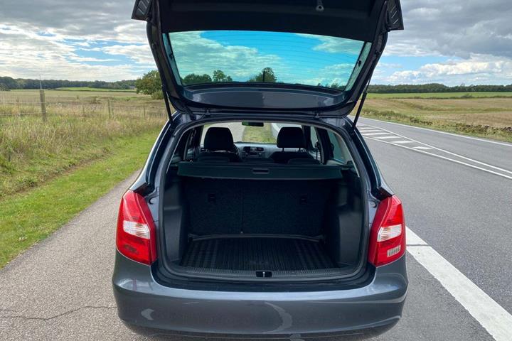 Grå Skoda Fabia fra 2012 set udefra