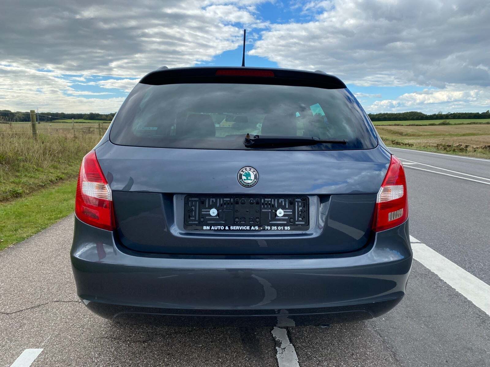 Grå Skoda Fabia fra 2012 set udefra