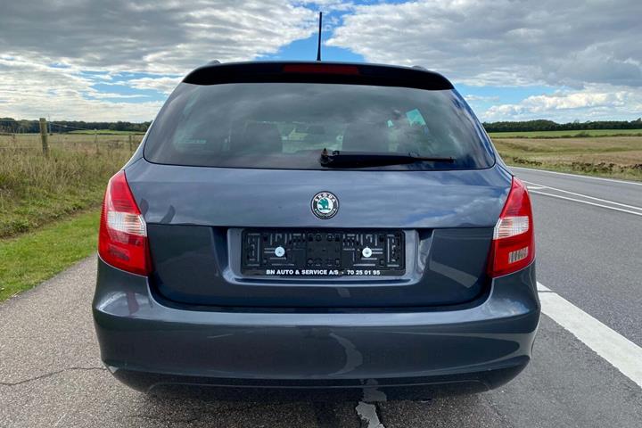 Grå Skoda Fabia fra 2012 set udefra