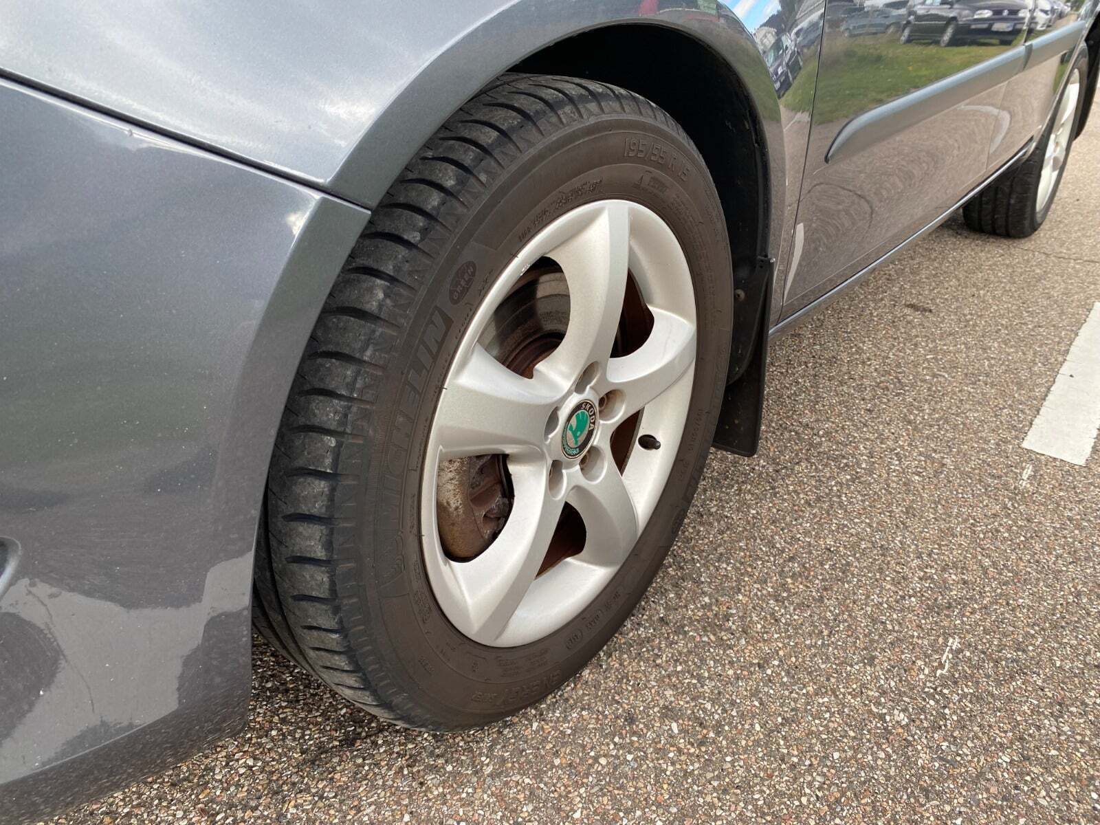 Grå Skoda Fabia fra 2012 set udefra