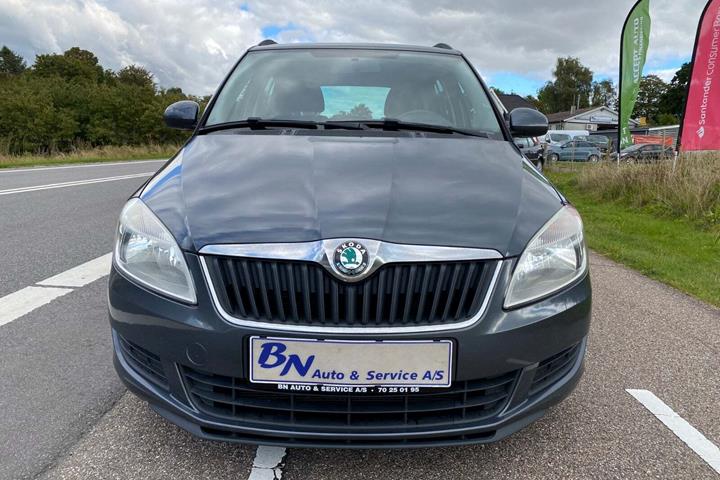 Grå Skoda Fabia fra 2012 set udefra