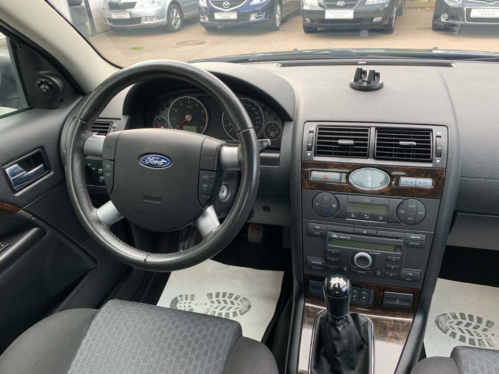 Sort Ford Mondeo fra 2005