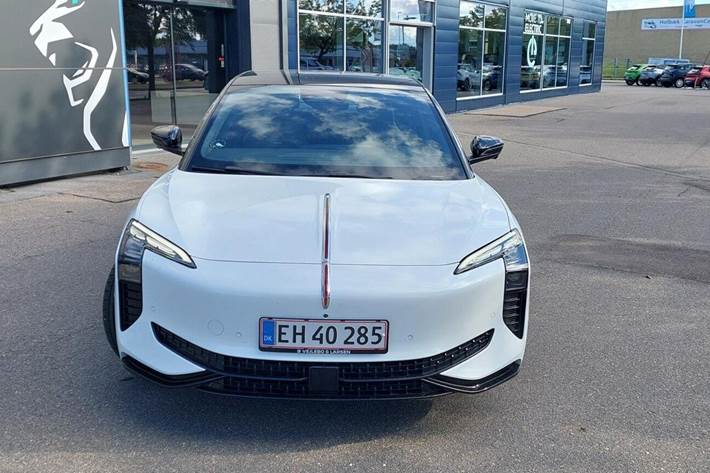 Hvid Hongqi EH7 fra 2025 set udefra