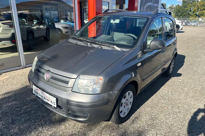 Grå Fiat Panda fra 2010 set udefra