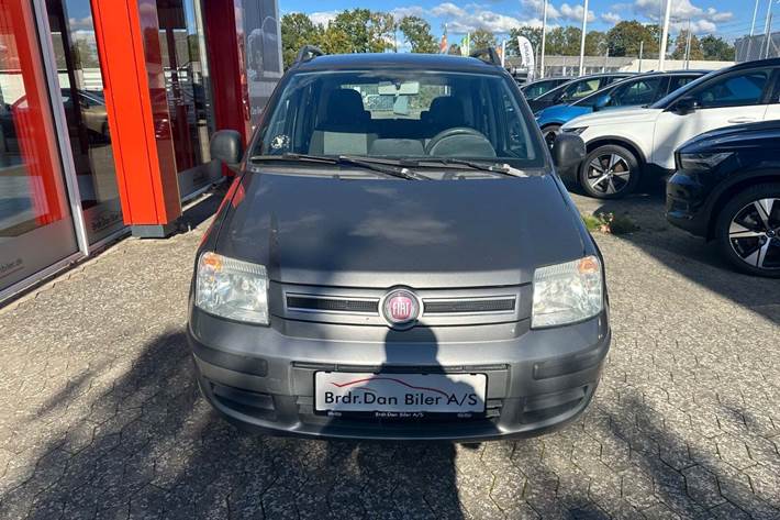Grå Fiat Panda fra 2010 set udefra