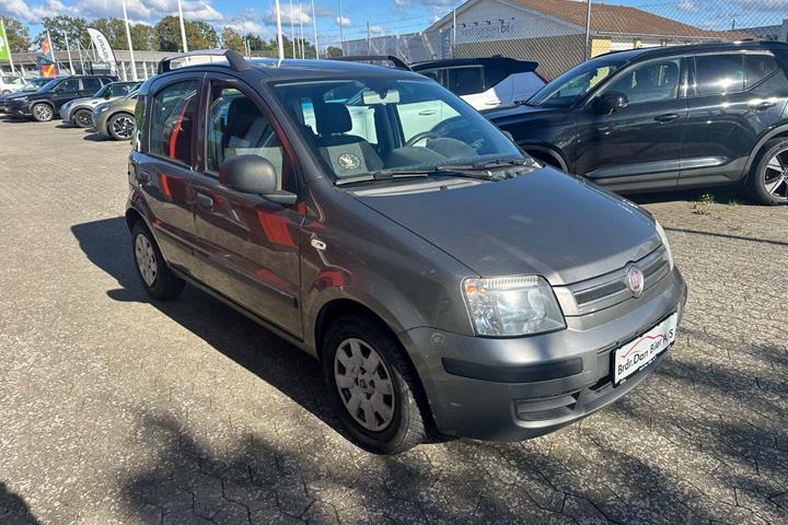 Grå Fiat Panda fra 2010 set udefra