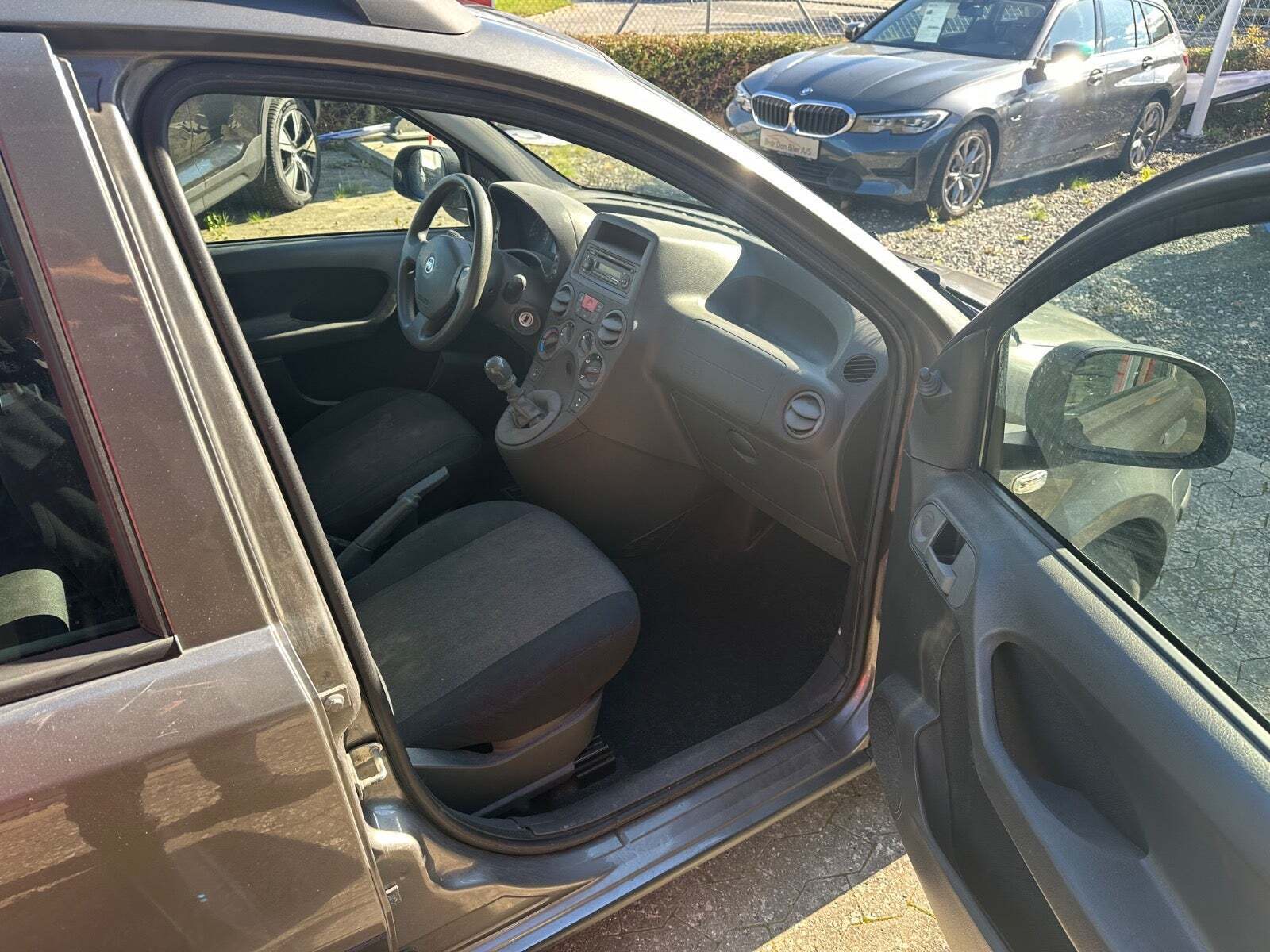 Grå Fiat Panda fra 2010 set indefra