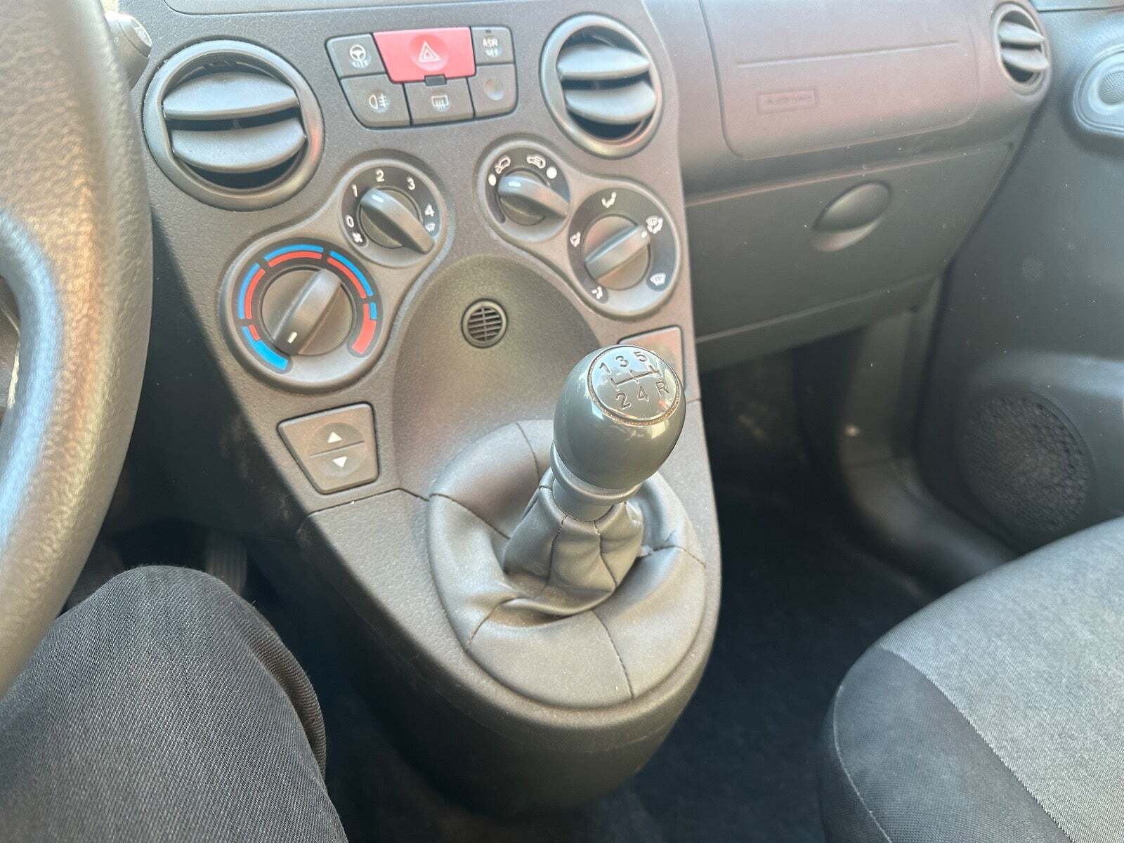 Grå Fiat Panda fra 2010 set indefra