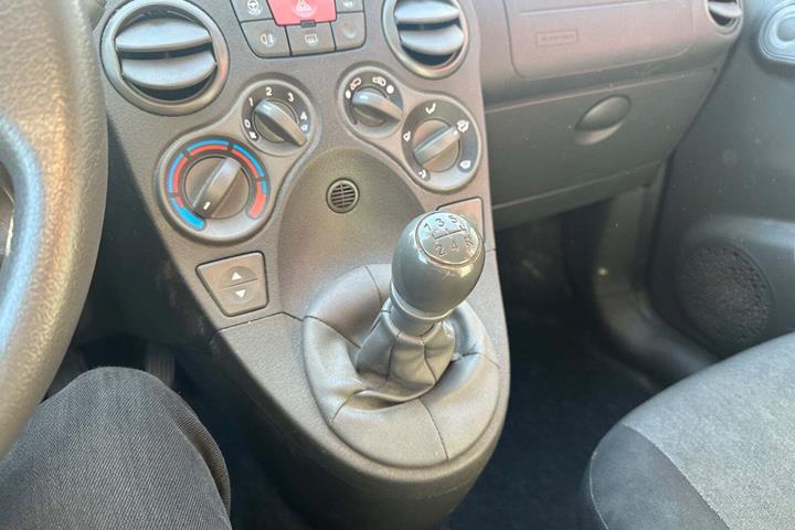 Grå Fiat Panda fra 2010 set indefra