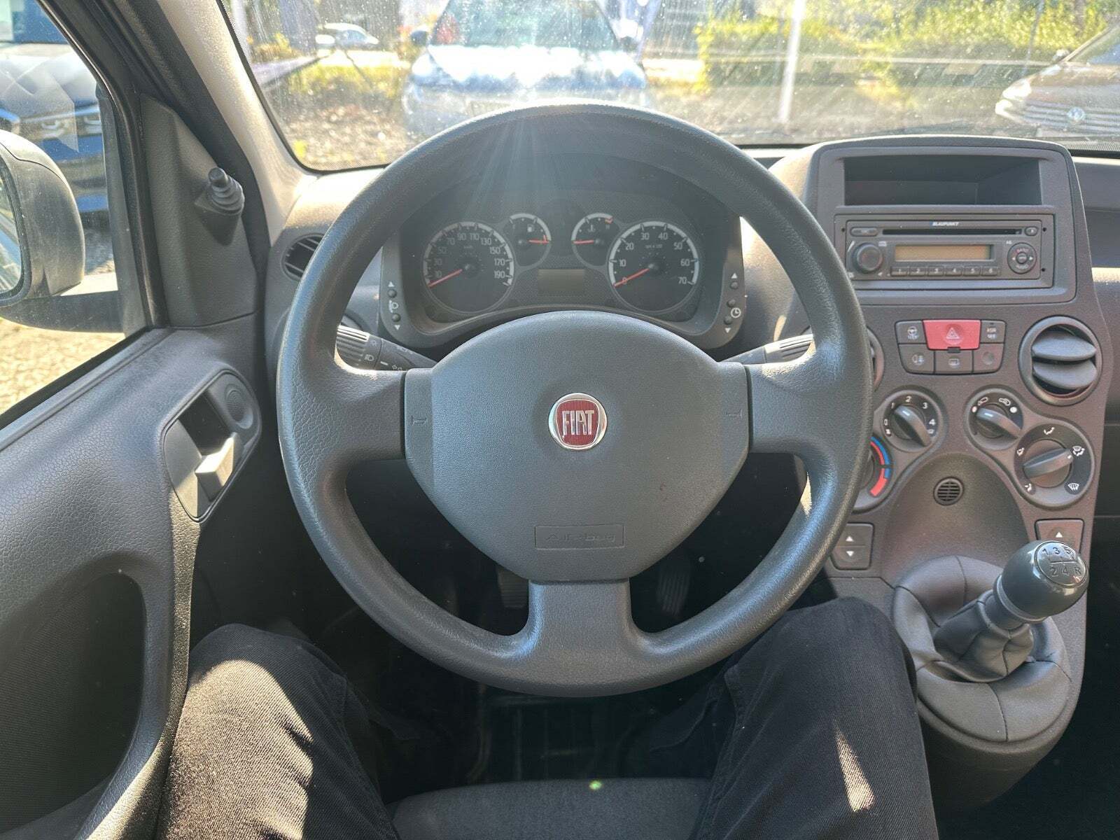 Grå Fiat Panda fra 2010 set indefra