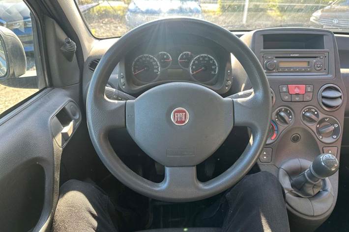 Grå Fiat Panda fra 2010 set indefra