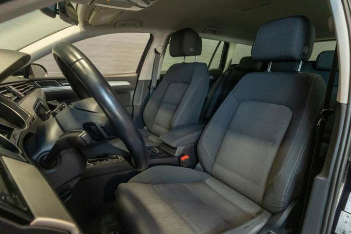 Sort VW Passat fra 2021