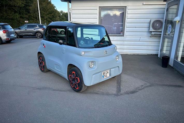 Blå Citroën Ami fra 2022 set udefra