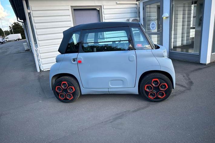 Blå Citroën Ami fra 2022 set udefra