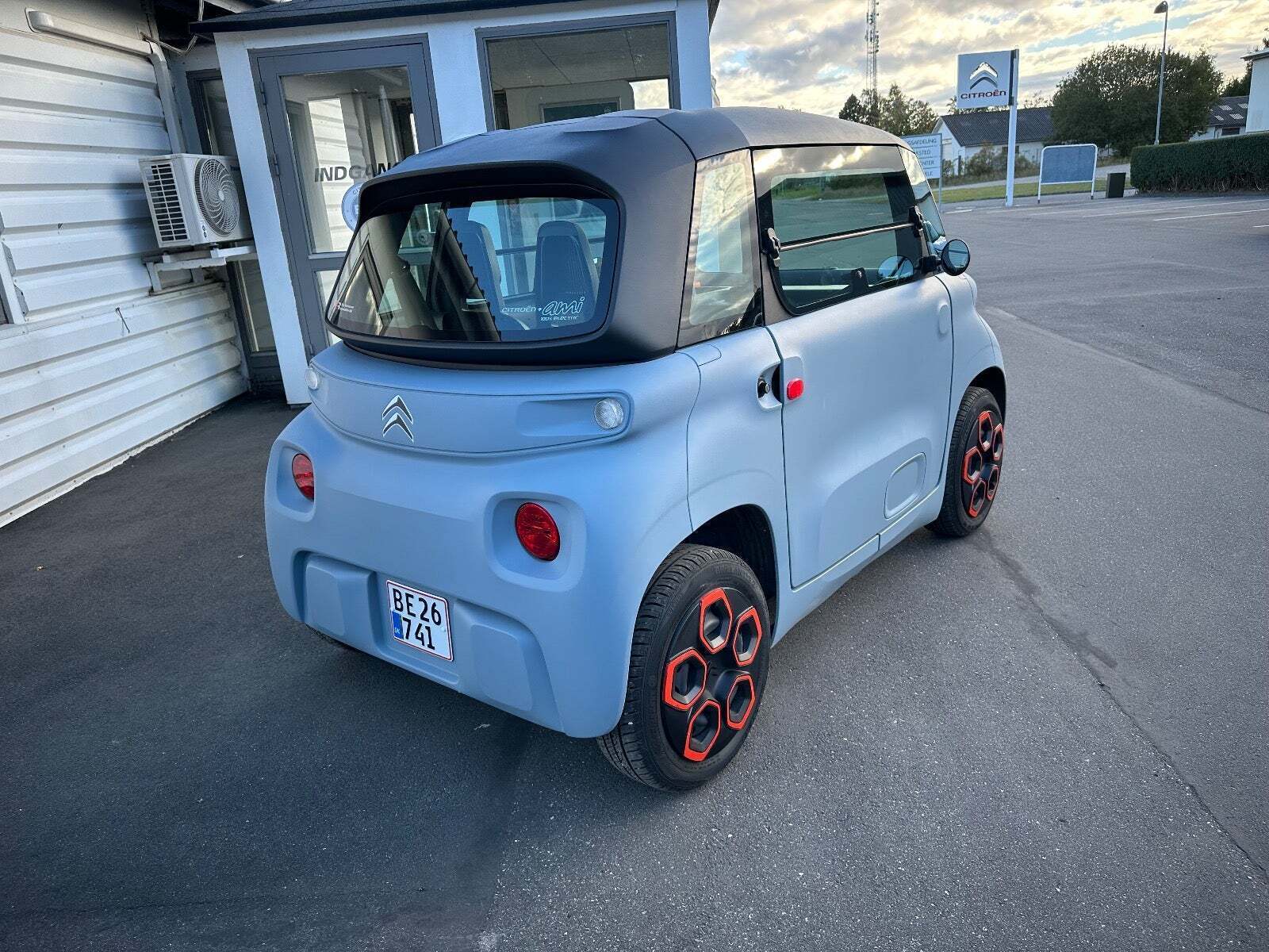 Blå Citroën Ami fra 2022 set udefra