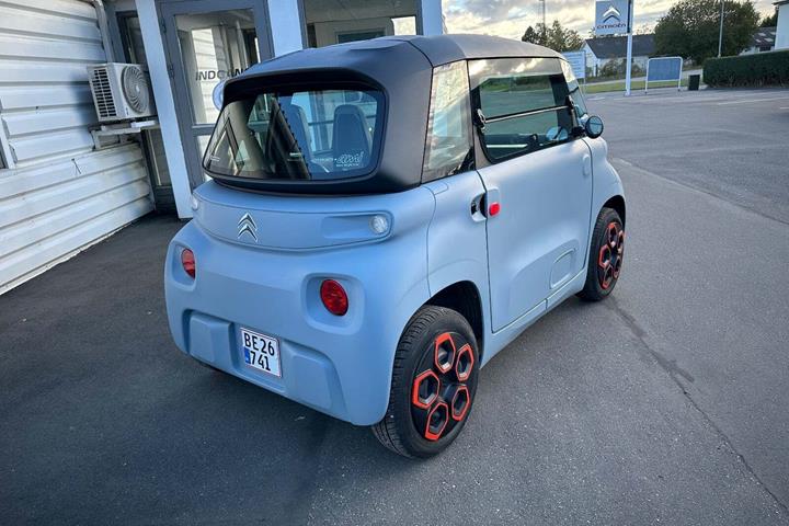 Blå Citroën Ami fra 2022 set udefra