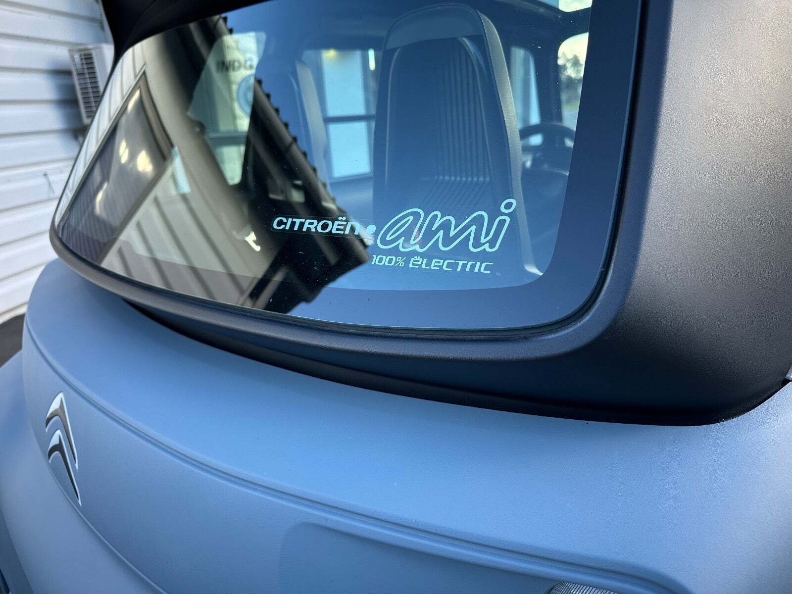 Blå Citroën Ami fra 2022 set udefra